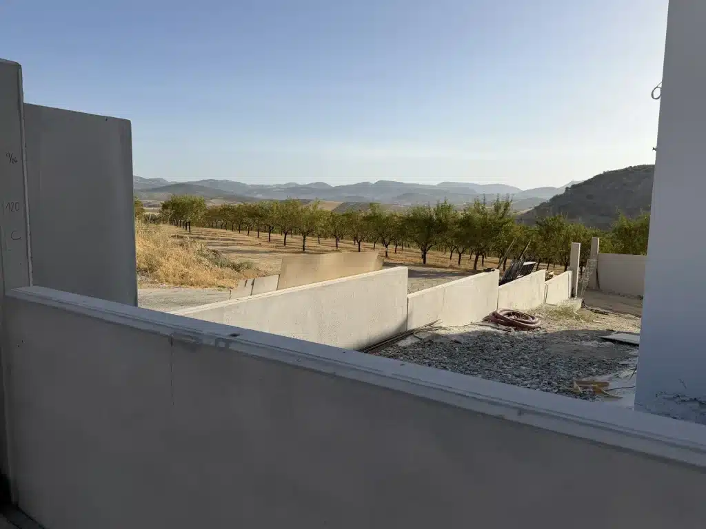 Muro prefabricado de hormigón cerrando una finca de olivar — Los Cahices, Granada
