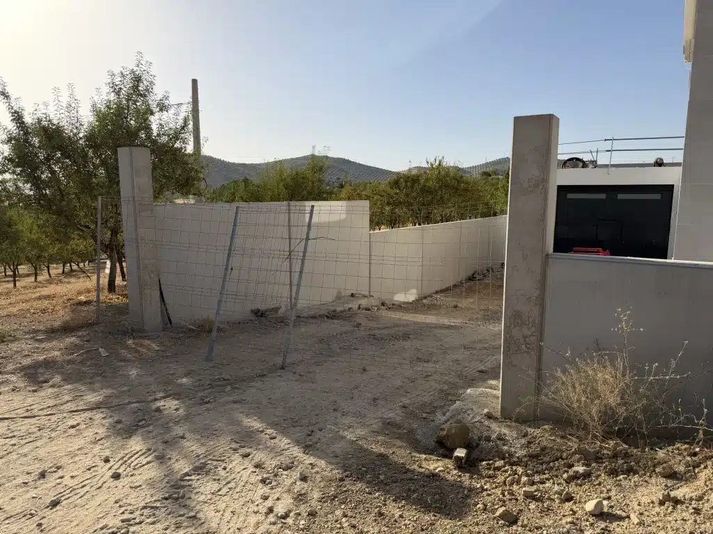Muro prefabricado de hormigón cerrando una finca de olivar — Los Cahices, Granada