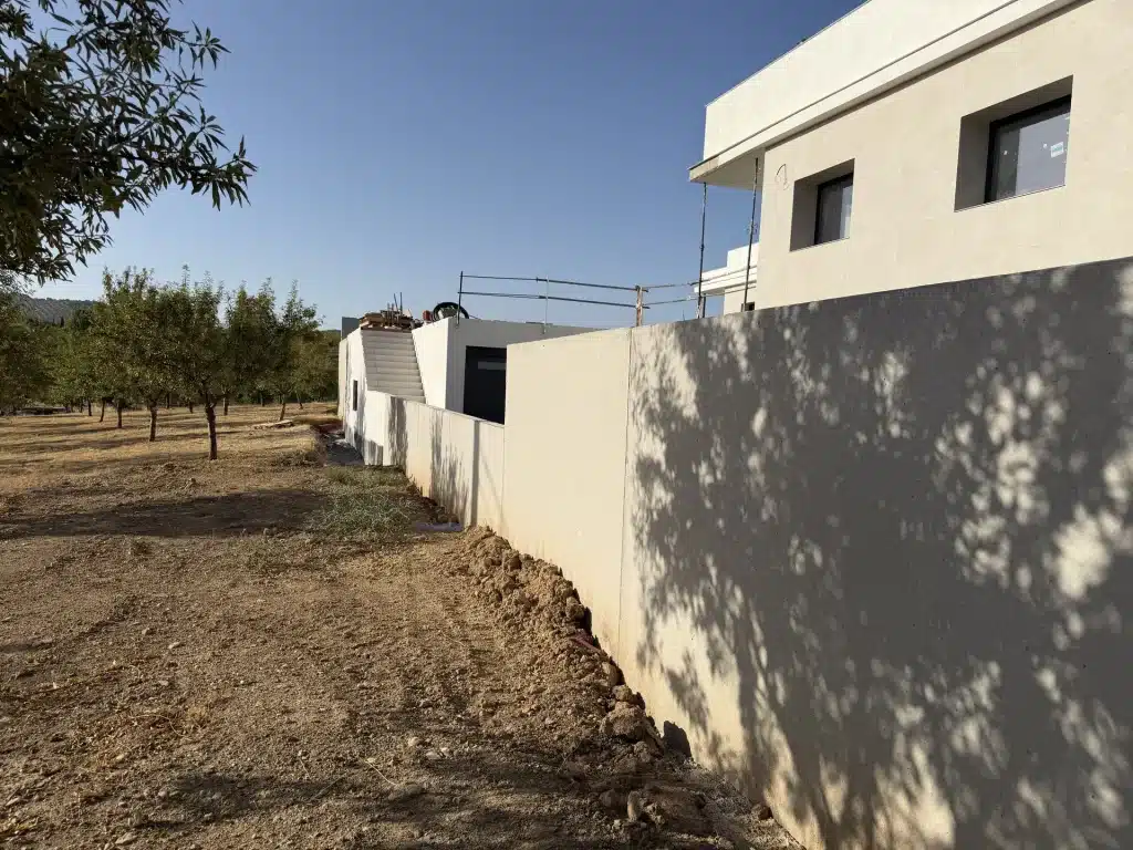 Muro prefabricado de hormigón cerrando una finca de olivar — Los Cahices, Granada