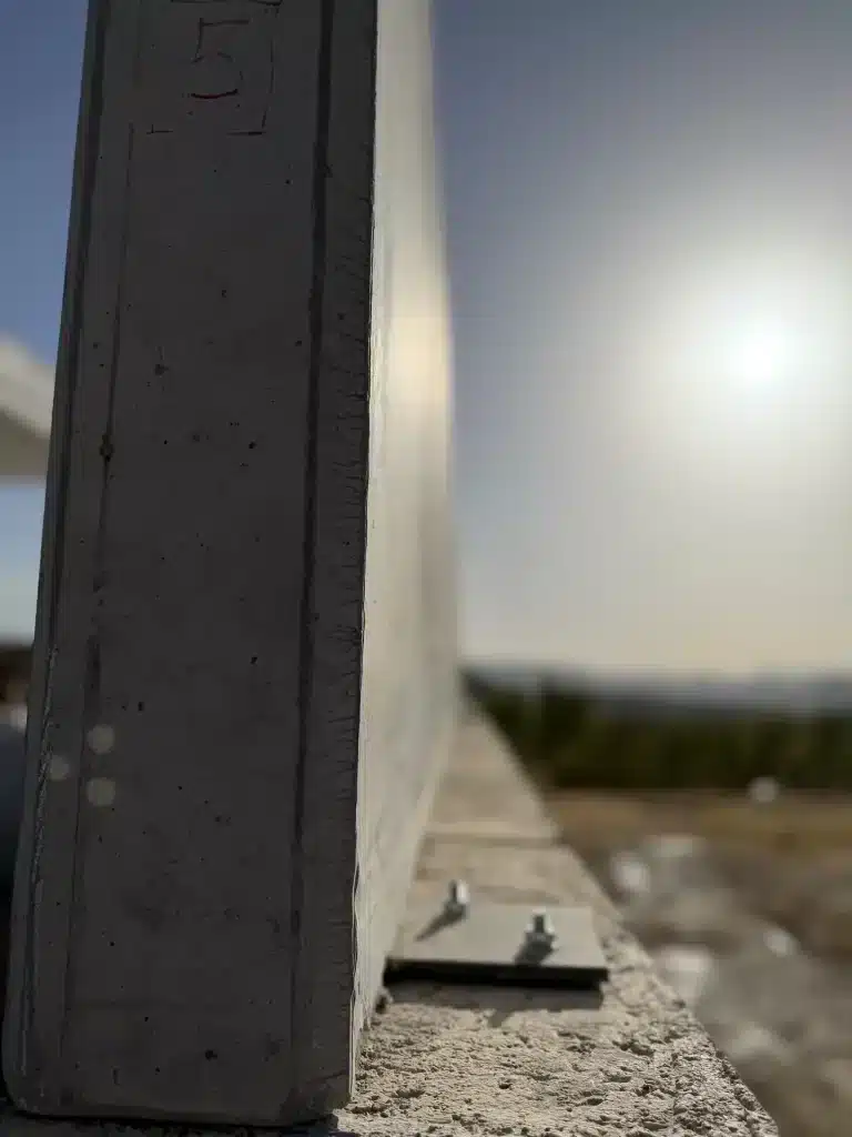 Muro prefabricado de hormigón cerrando una finca de olivar — Los Cahices, Granada