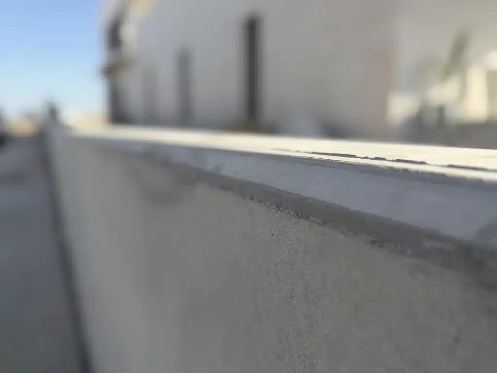 Muro prefabricado de hormigón cerrando una finca de olivar — Los Cahices, Granada