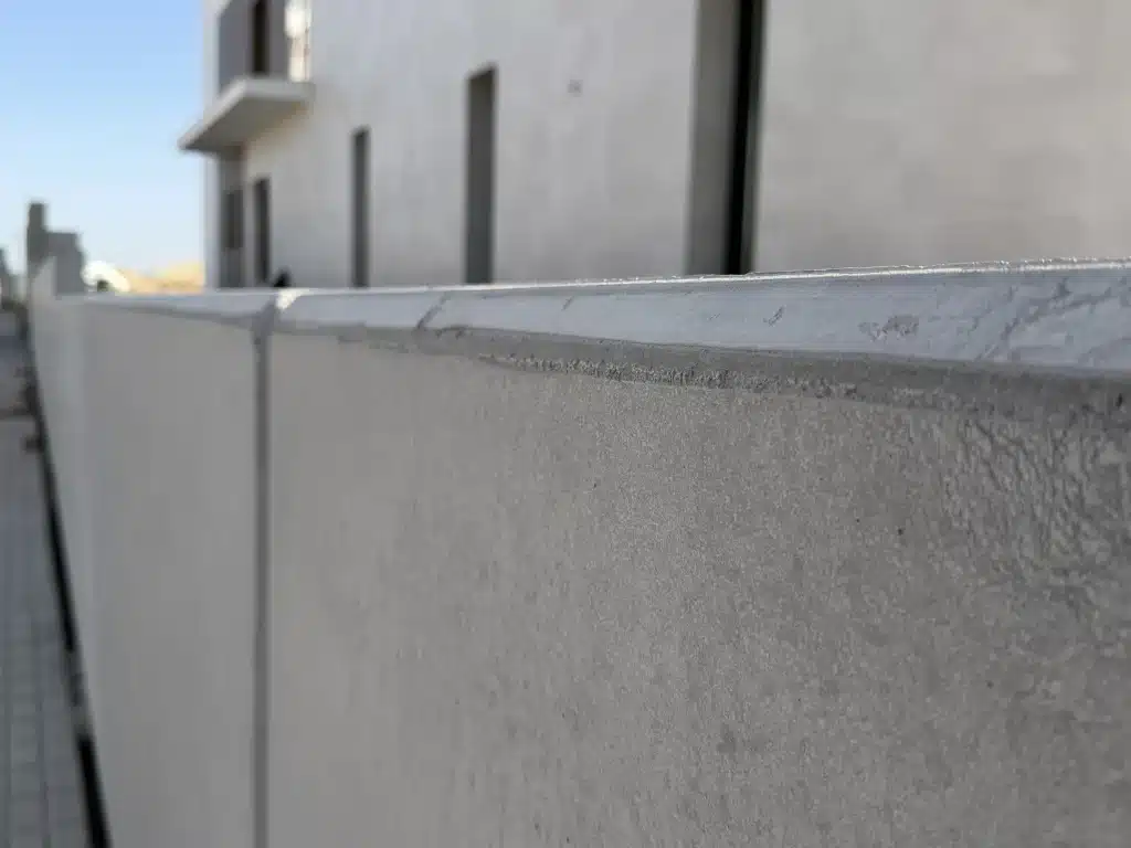 Muro prefabricado de hormigón cerrando una finca de olivar — Los Cahices, Granada