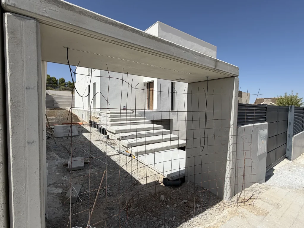Escalera prefabricada de hormigón durante su montaje en obra — Los Cahices, Granada