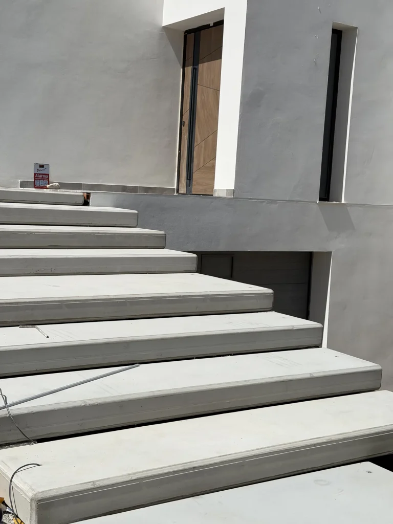 Escalera prefabricada de hormigón durante su montaje en obra — Los Cahices, Granada
