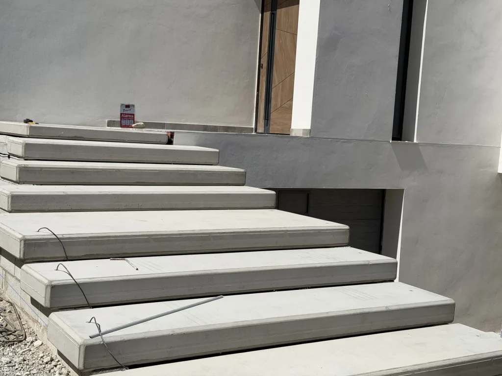 Escalera prefabricada de hormigón durante su montaje en obra — Los Cahices, Granada