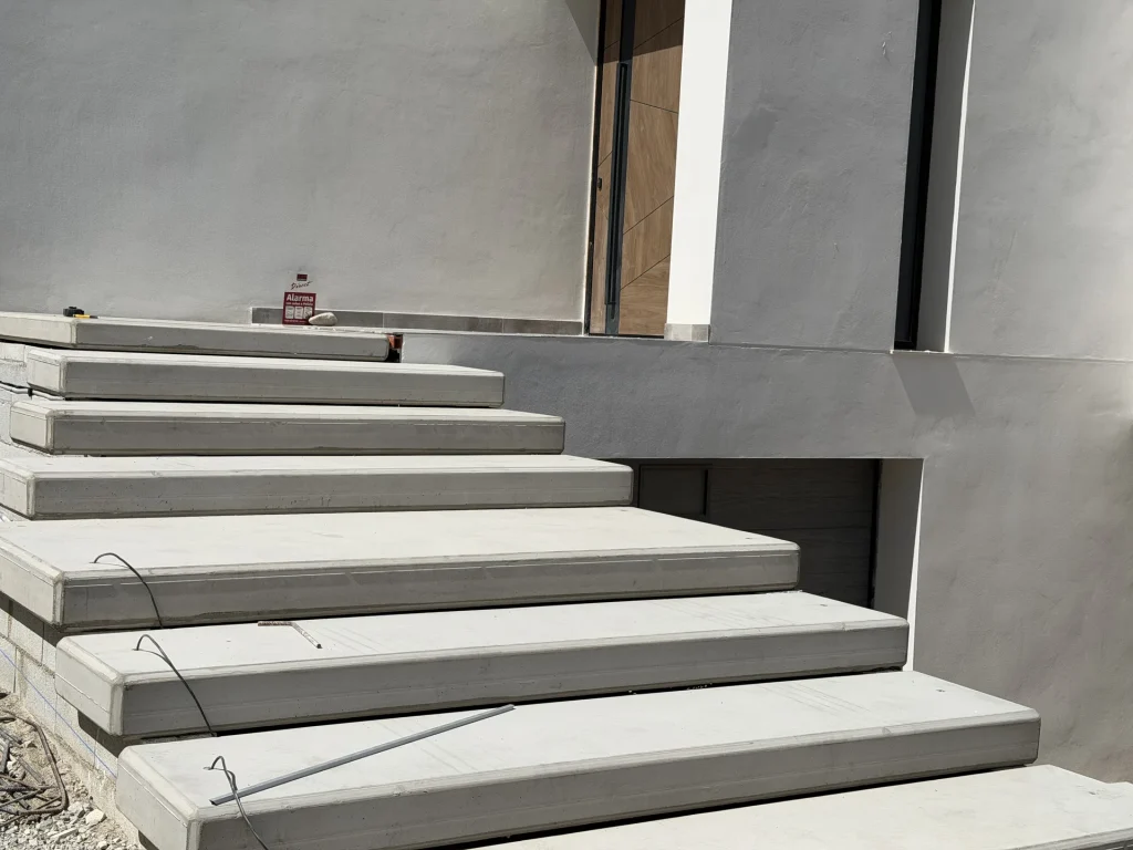 Escalera prefabricada de hormigón durante su montaje en obra — Los Cahices, Granada