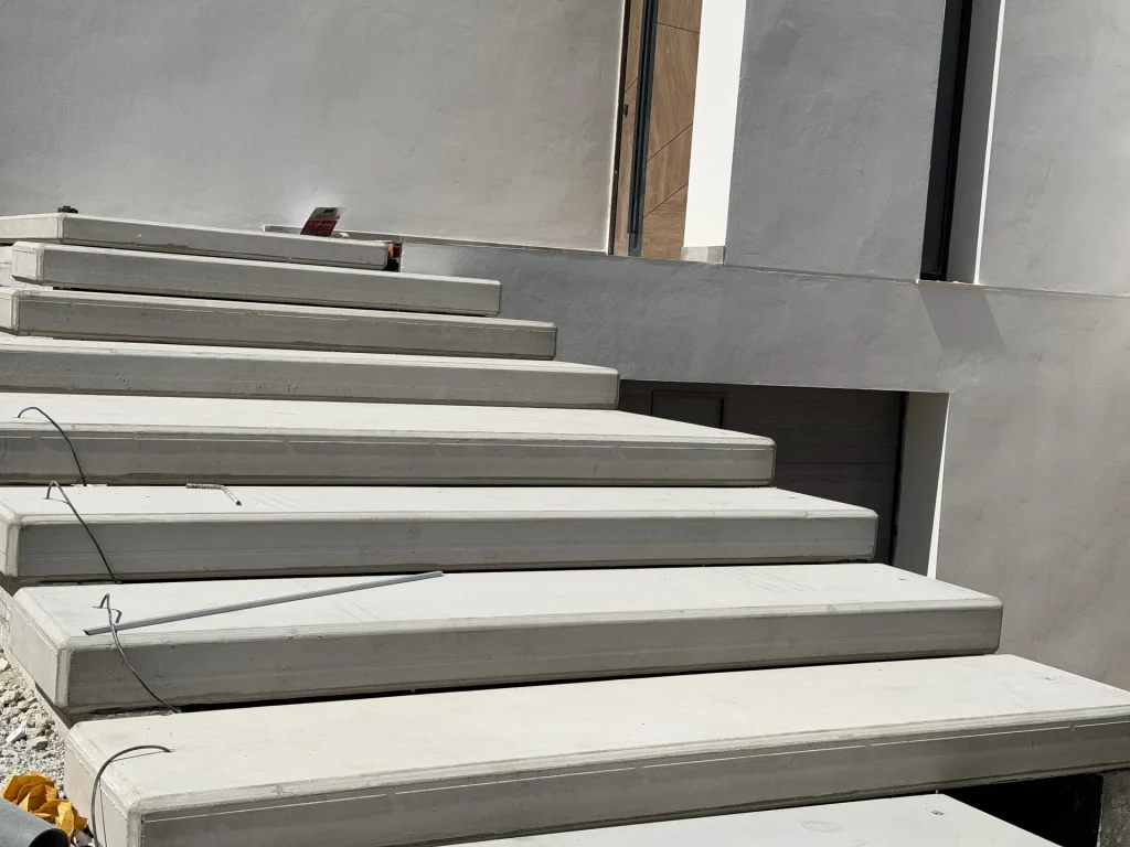 Escalera prefabricada de hormigón durante su montaje en obra — Los Cahices, Granada