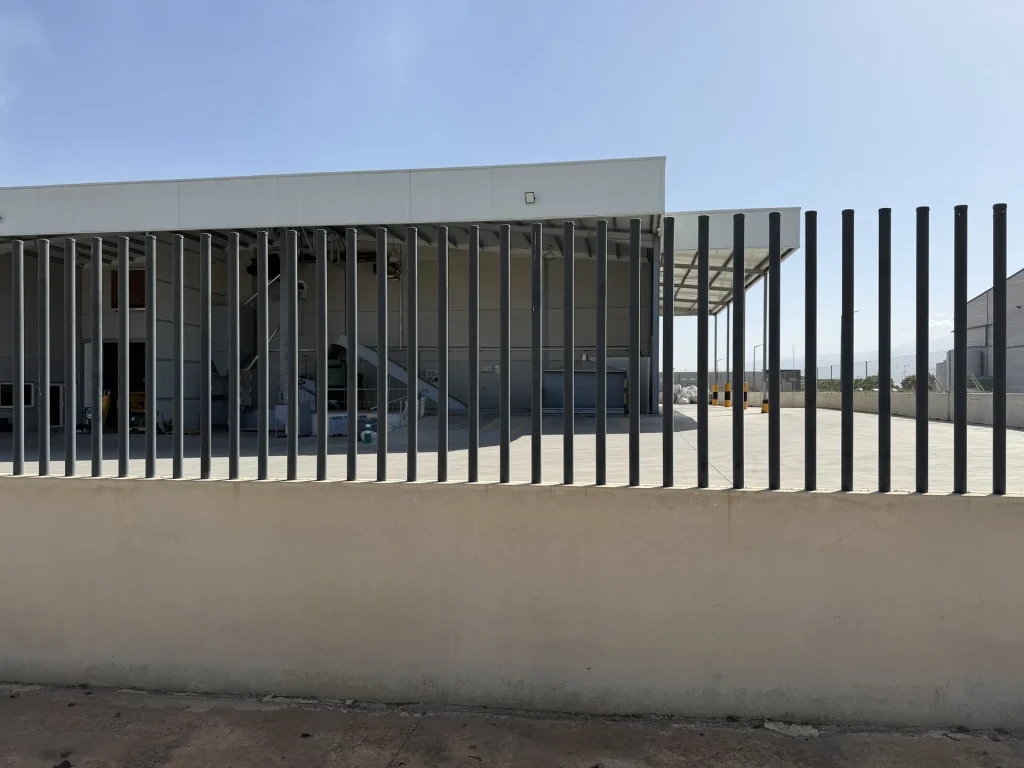 Gradas prefabricadas de hormigón en instalación deportiva — Los Cahices, Granada