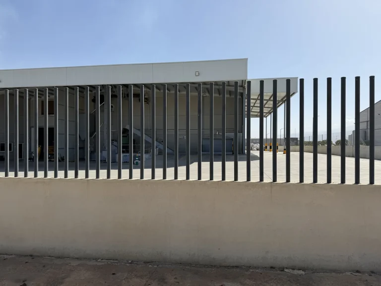 Gradas prefabricadas de hormigón en instalación deportiva — Los Cahices, Granada