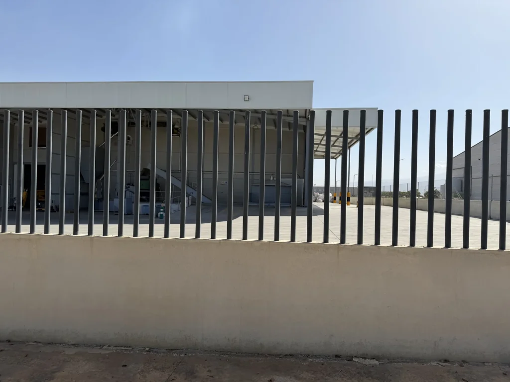 Gradas prefabricadas de hormigón en instalación deportiva — Los Cahices, Granada