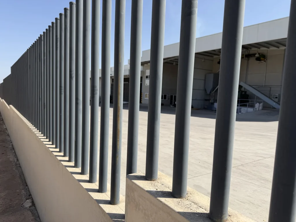 Gradas prefabricadas de hormigón en instalación deportiva — Los Cahices, Granada