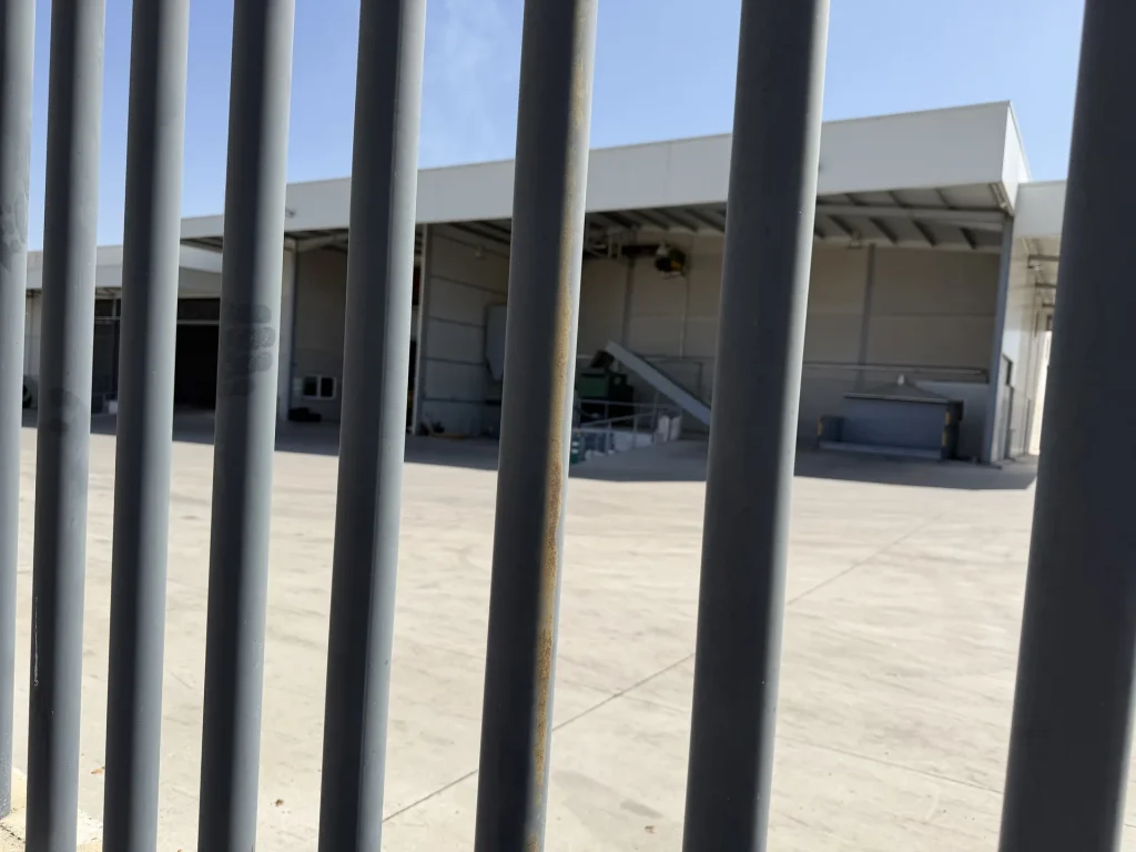 Gradas prefabricadas de hormigón en instalación deportiva — Los Cahices, Granada