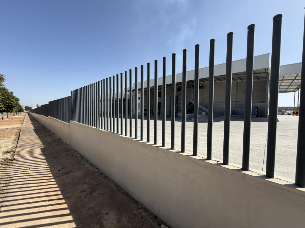 Gradas prefabricadas de hormigón en instalación deportiva — Los Cahices, Granada