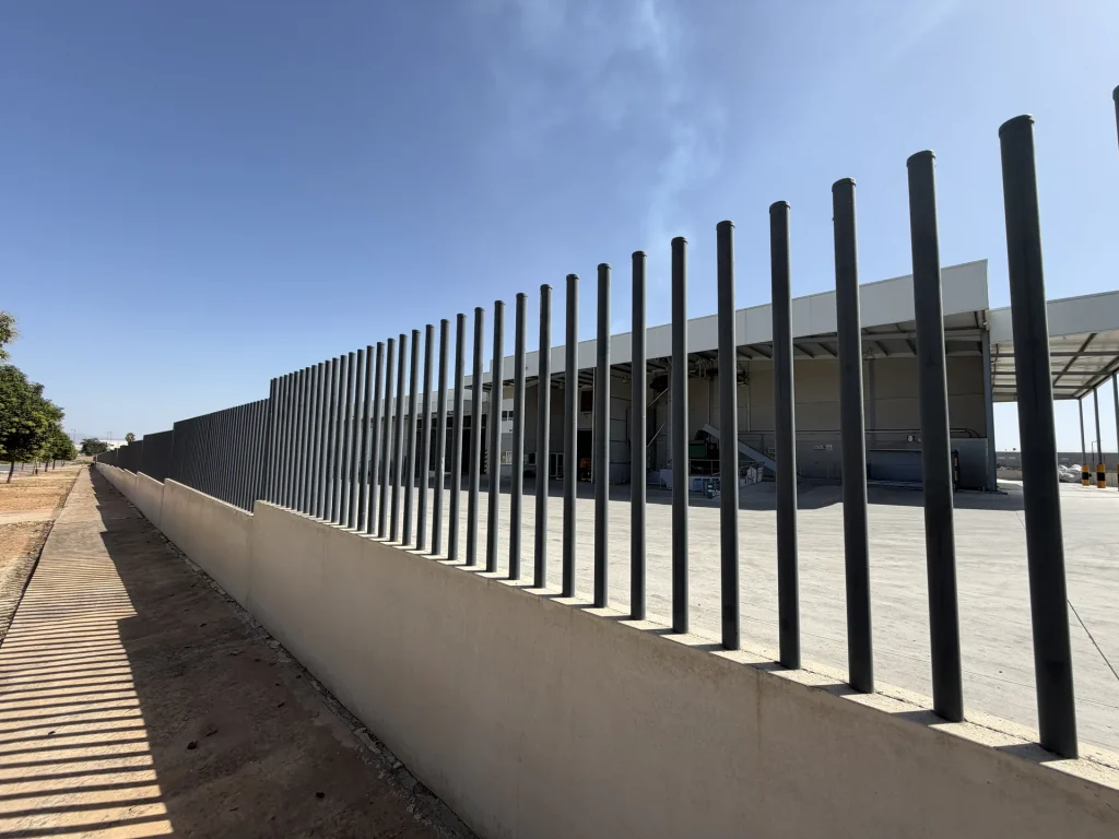 Gradas prefabricadas de hormigón en instalación deportiva — Los Cahices, Granada