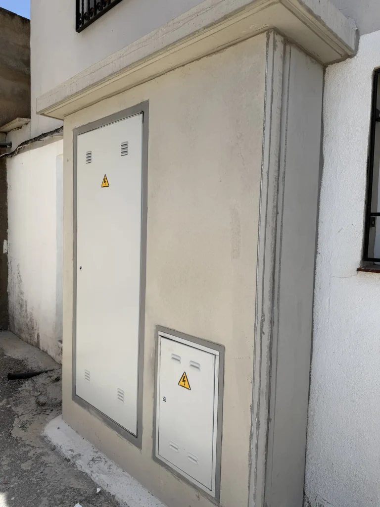 Hornacina prefabricada de hormigón para armario de contadores — Los Cahices, Granada
