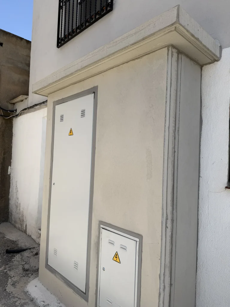 Hornacina prefabricada de hormigón para armario de contadores — Los Cahices, Granada