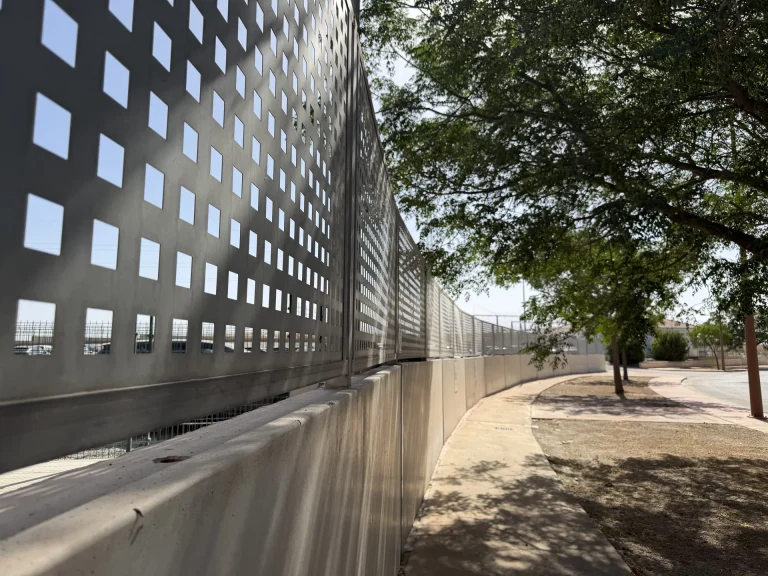 Muro celosía de hormigón prefabricado con huecos cuadrados — Los Cahices, Granada