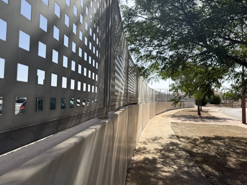 Muro celosía de hormigón prefabricado con huecos cuadrados — Los Cahices, Granada
