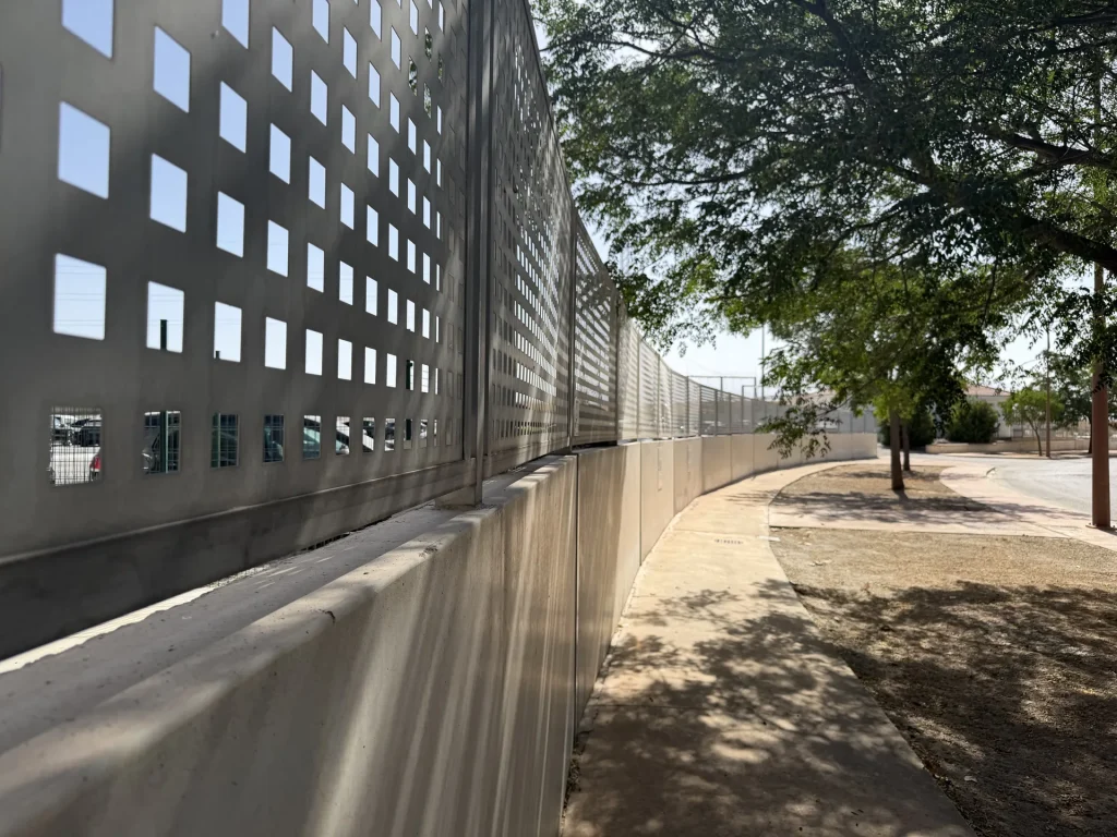 Muro celosía de hormigón prefabricado con huecos cuadrados — Los Cahices, Granada