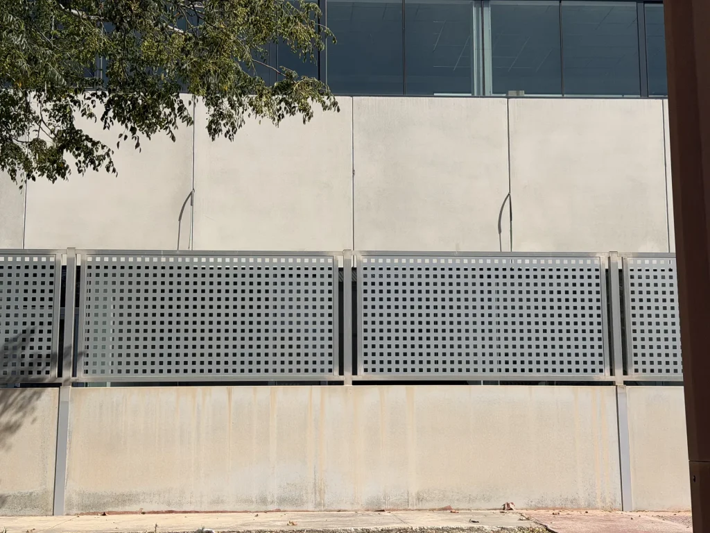 Muro celosía de hormigón prefabricado con huecos cuadrados — Los Cahices, Granada