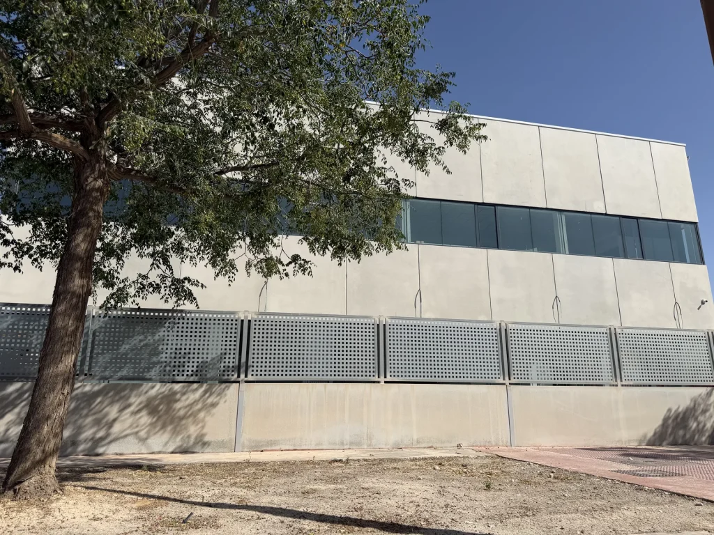 Muro celosía de hormigón prefabricado con huecos cuadrados — Los Cahices, Granada