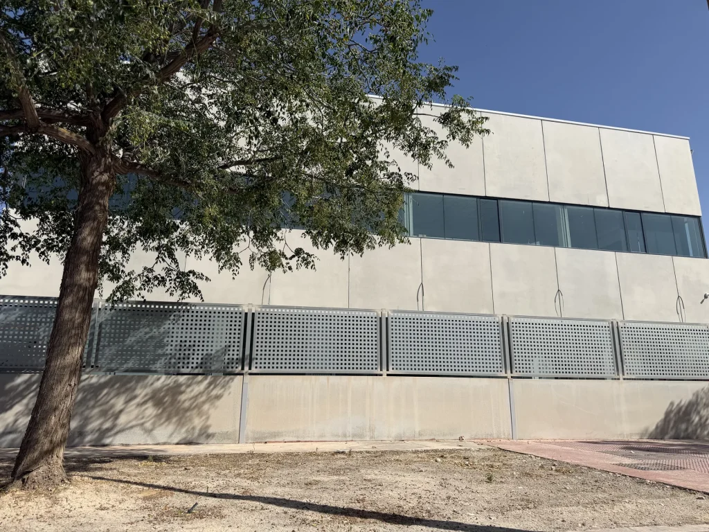 Muro celosía de hormigón prefabricado con huecos cuadrados — Los Cahices, Granada