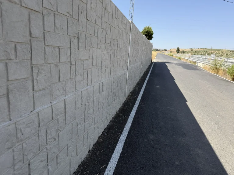 Muro prefabricado de hormigón con acabado imitación piedra — Los Cahices, Granada