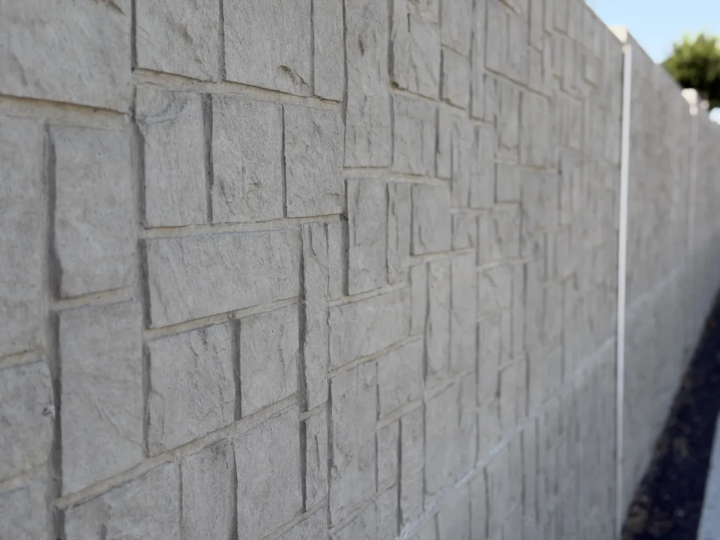 Muro prefabricado de hormigón con acabado imitación piedra — Los Cahices, Granada