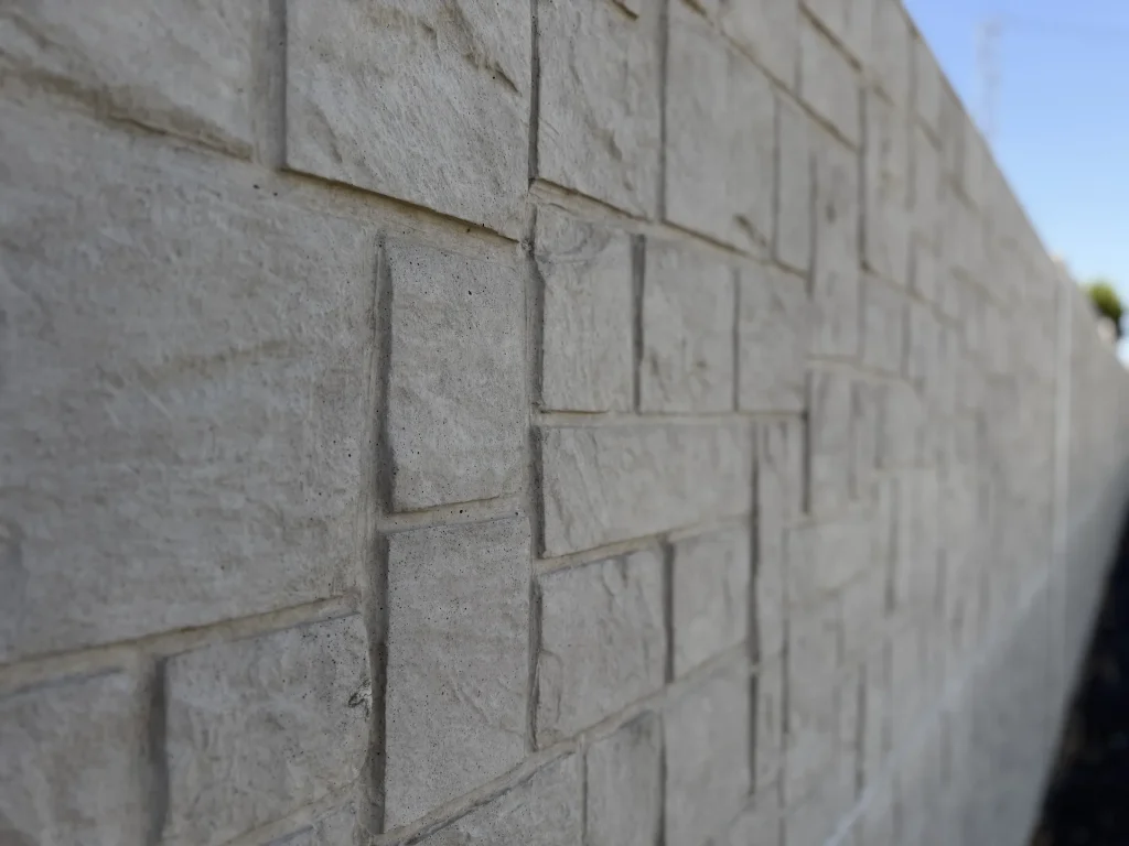 Muro prefabricado de hormigón con acabado imitación piedra — Los Cahices, Granada
