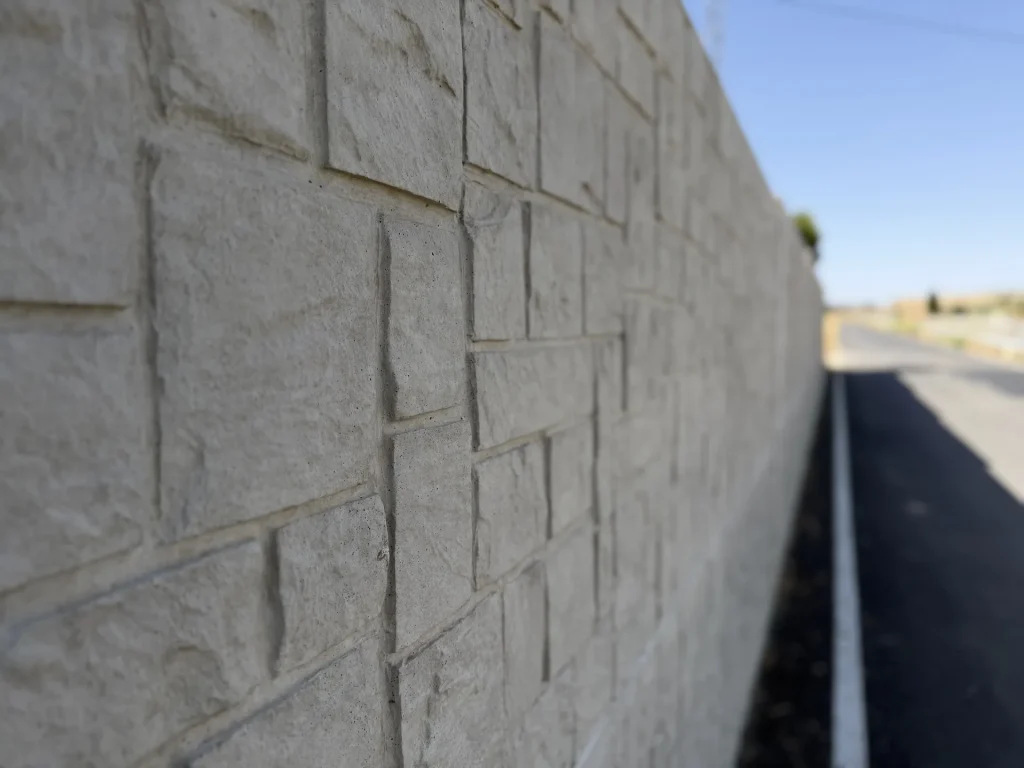 Muro prefabricado de hormigón con acabado imitación piedra — Los Cahices, Granada