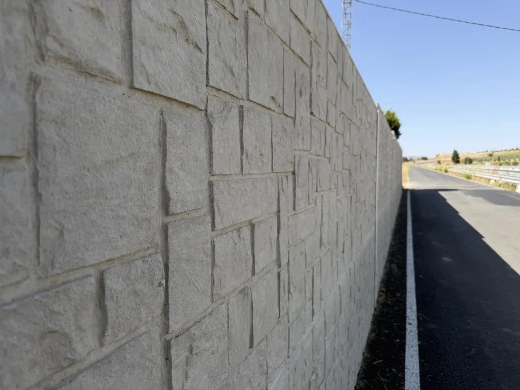 Muro prefabricado de hormigón con acabado imitación piedra — Los Cahices, Granada