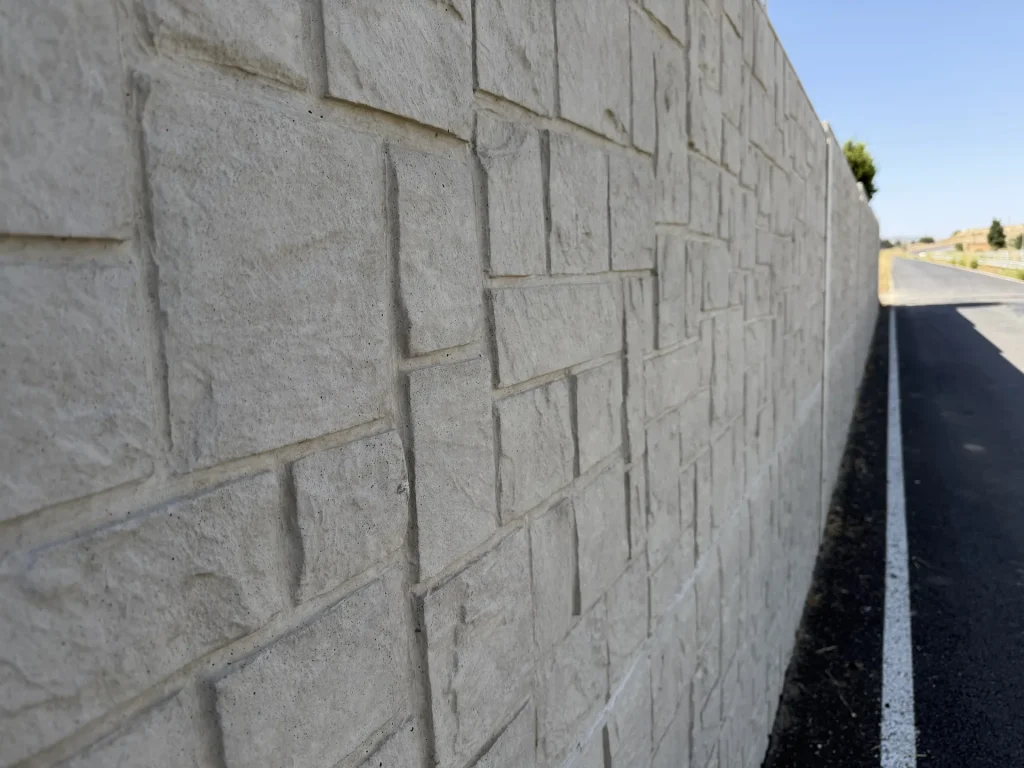 Muro prefabricado de hormigón con acabado imitación piedra — Los Cahices, Granada