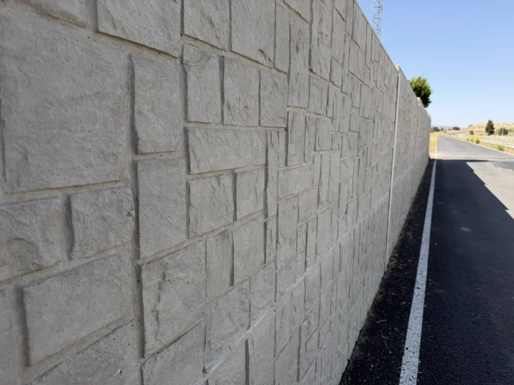 Muro prefabricado de hormigón con acabado imitación piedra — Los Cahices, Granada