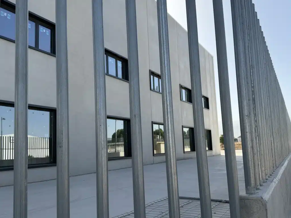 Celosía de lamas verticales de hormigón prefabricado en fachada de nave industrial — Los Cahices, Granada
