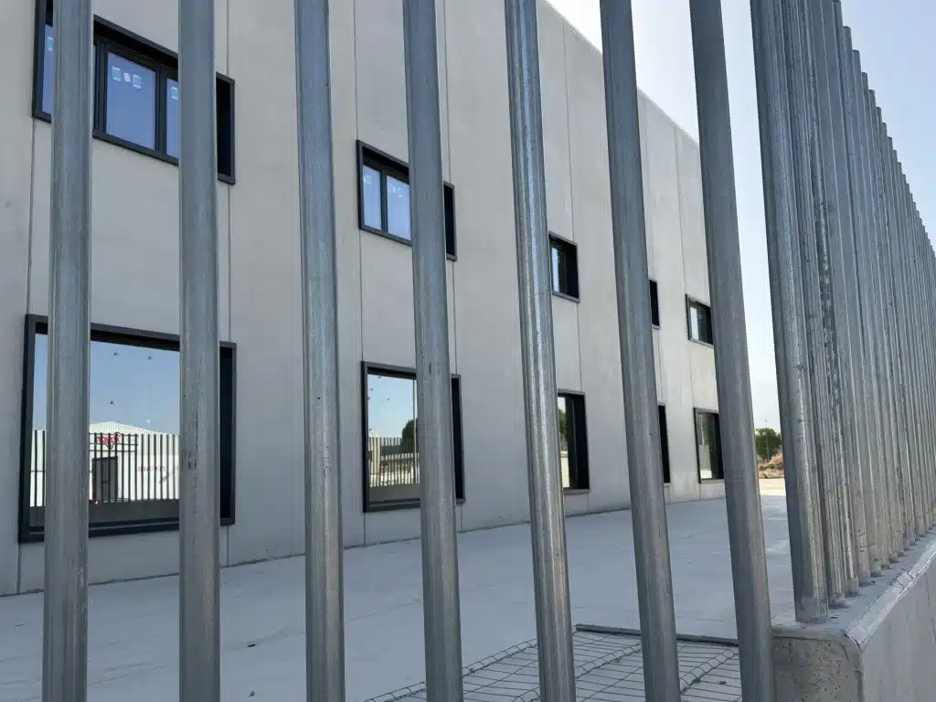Celosía de lamas verticales de hormigón prefabricado en fachada de nave industrial — Los Cahices, Granada