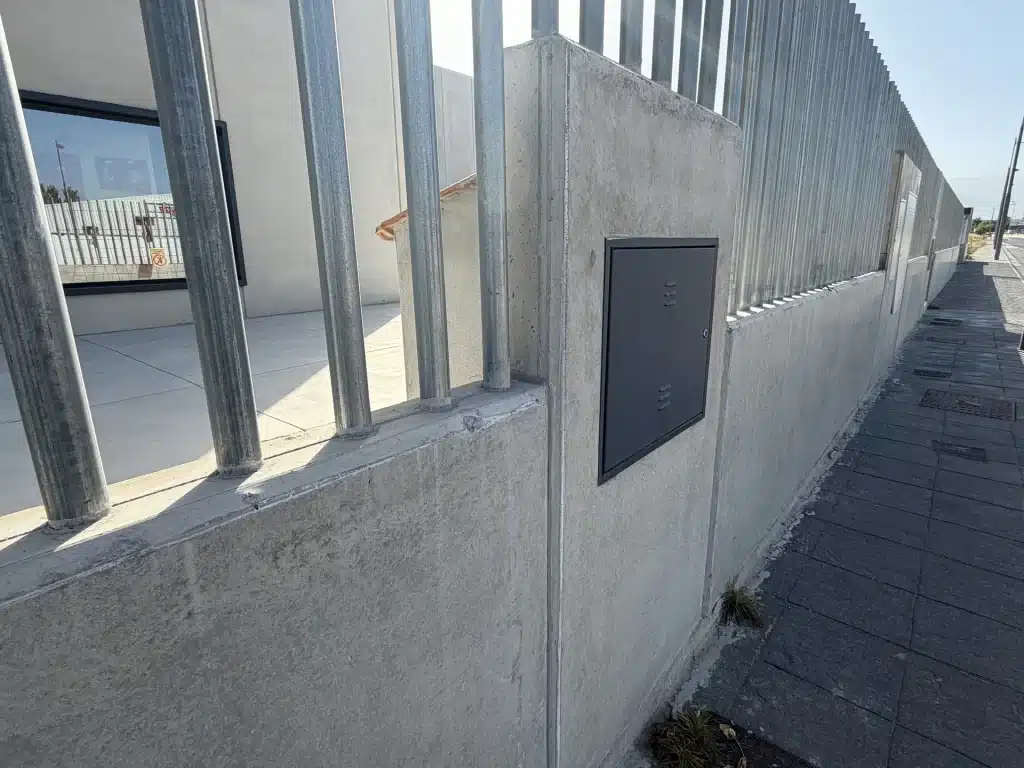 Celosía de lamas verticales de hormigón prefabricado en fachada de nave industrial — Los Cahices, Granada