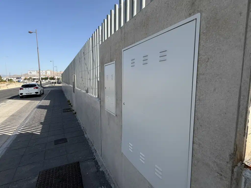 Celosía de lamas verticales de hormigón prefabricado en fachada de nave industrial — Los Cahices, Granada