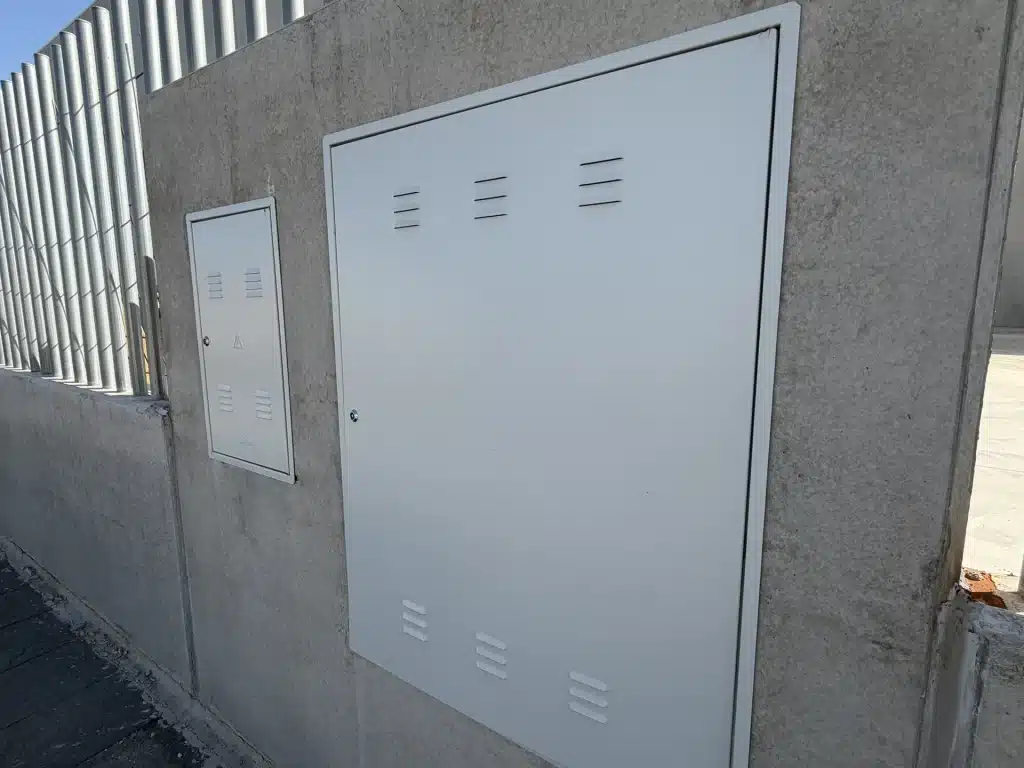 Celosía de lamas verticales de hormigón prefabricado en fachada de nave industrial — Los Cahices, Granada