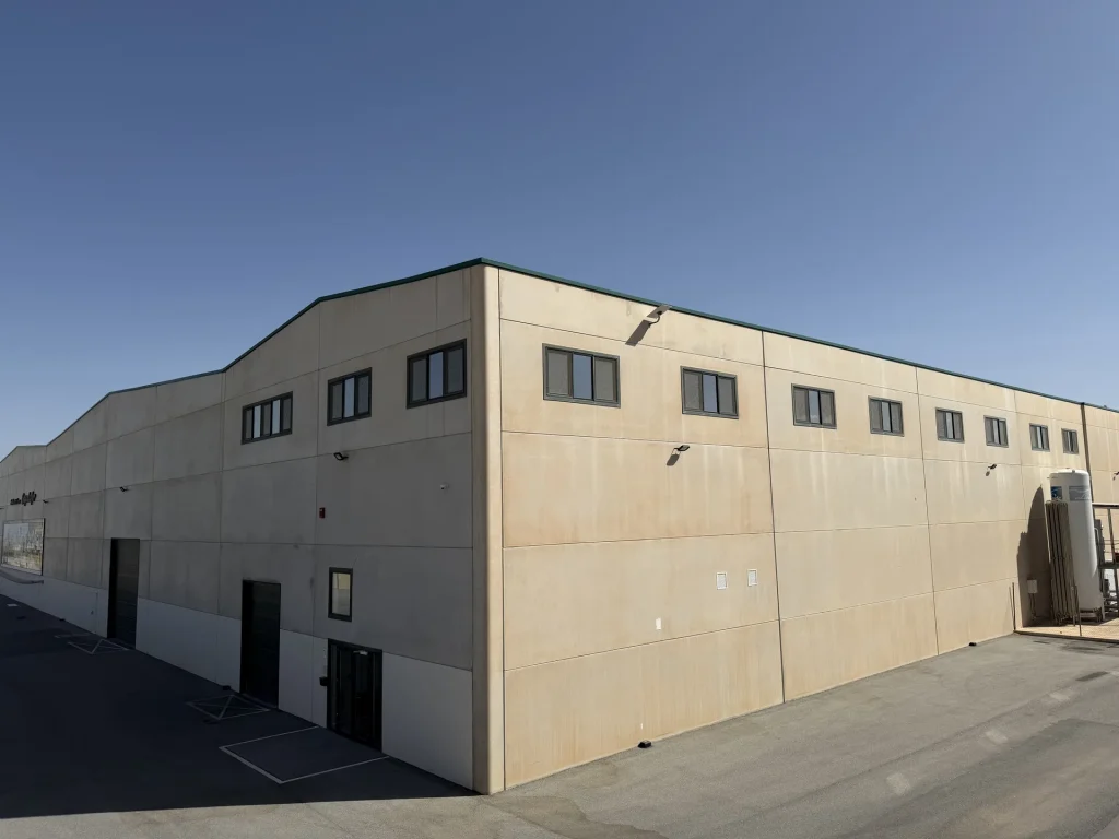 Cerramiento de hormigón prefabricado en nave industrial — Los Cahices, Granada
