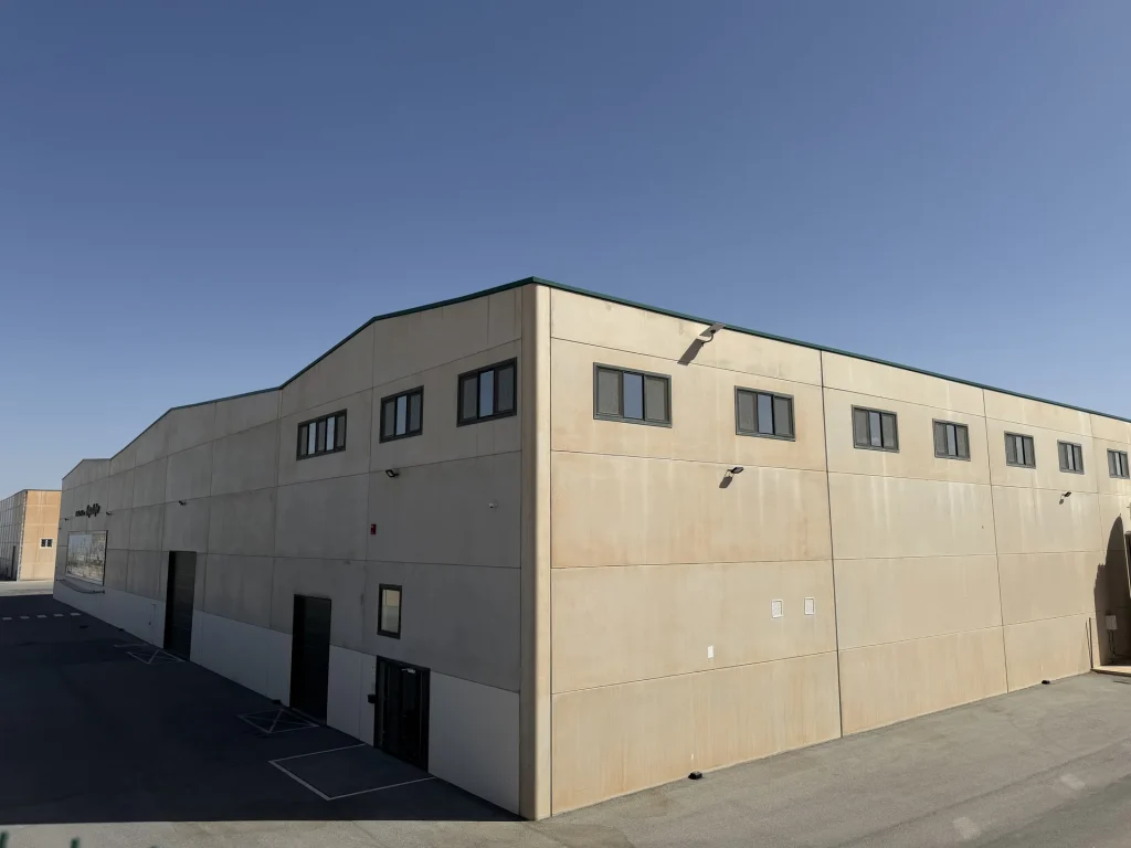 Cerramiento de hormigón prefabricado en nave industrial — Los Cahices, Granada