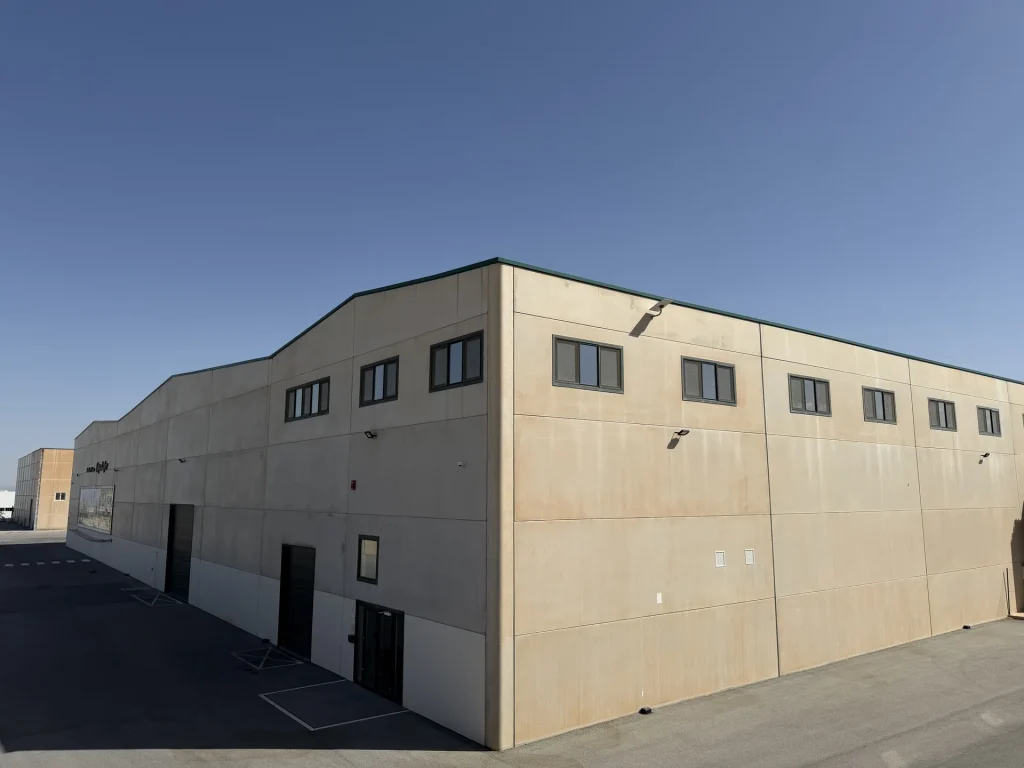 Cerramiento de hormigón prefabricado en nave industrial — Los Cahices, Granada