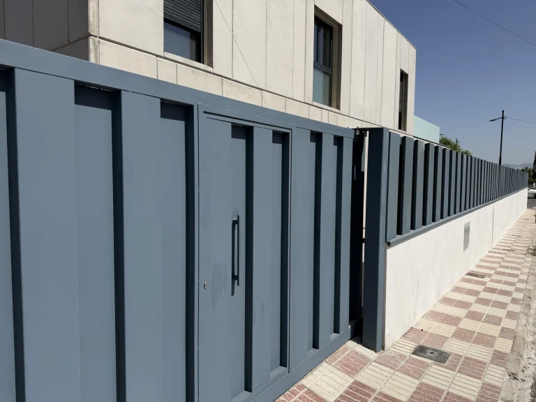 Cerramiento de vivienda en hormigón prefabricado con lamas verticales — Los Cahices, Granada