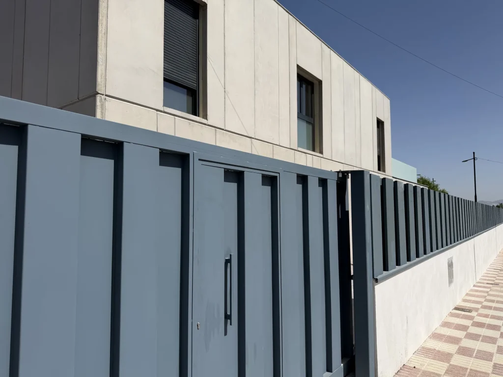 Cerramiento de vivienda en hormigón prefabricado con lamas verticales — Los Cahices, Granada