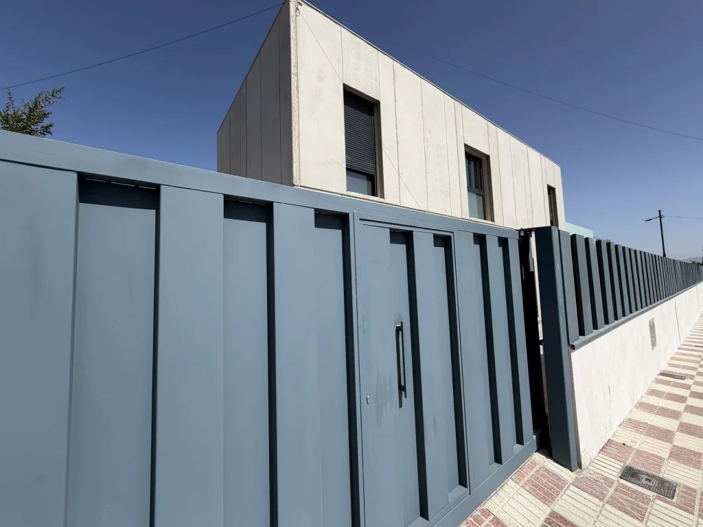 Cerramiento de vivienda en hormigón prefabricado con lamas verticales — Los Cahices, Granada