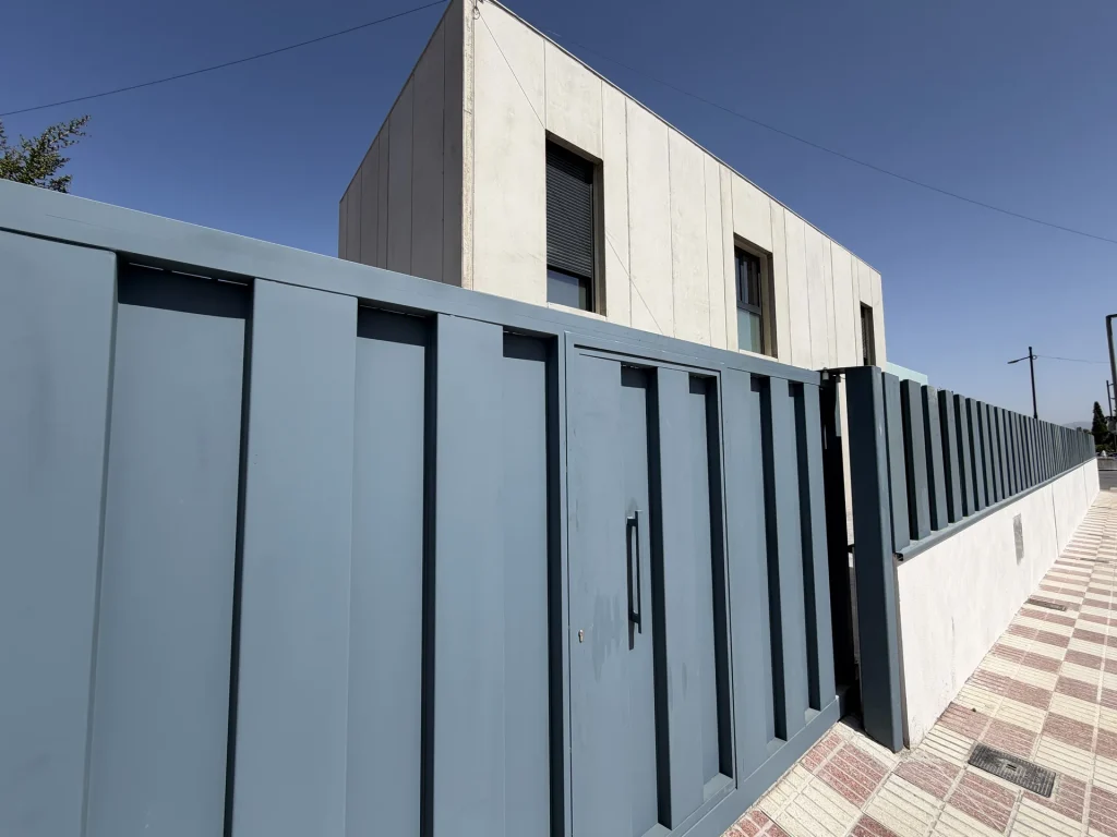 Cerramiento de vivienda en hormigón prefabricado con lamas verticales — Los Cahices, Granada