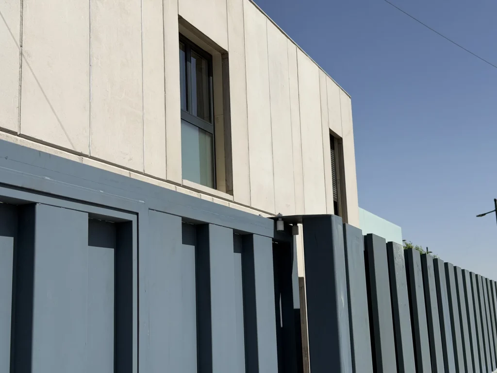 Cerramiento de vivienda en hormigón prefabricado con lamas verticales — Los Cahices, Granada