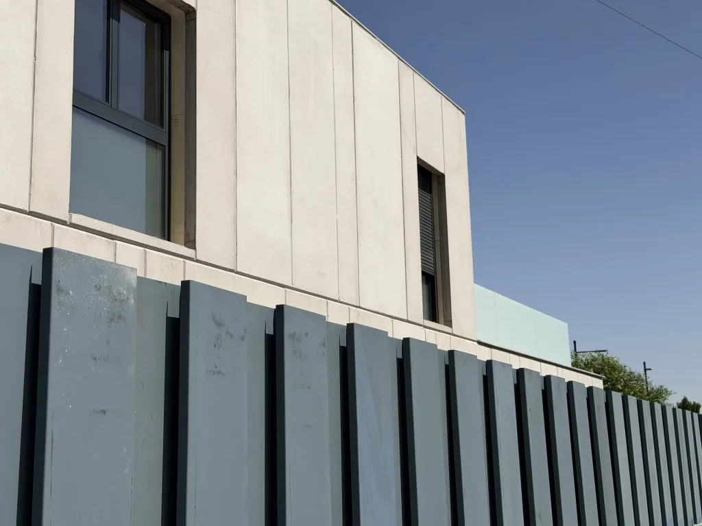 Cerramiento de vivienda en hormigón prefabricado con lamas verticales — Los Cahices, Granada