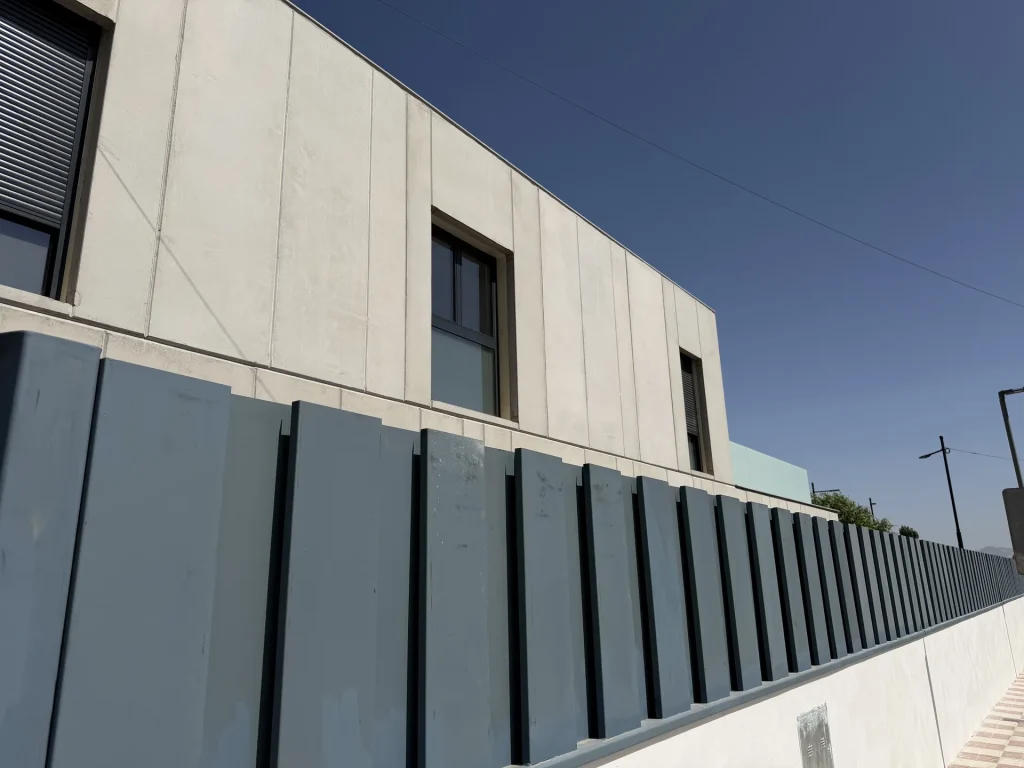 Cerramiento de vivienda en hormigón prefabricado con lamas verticales — Los Cahices, Granada