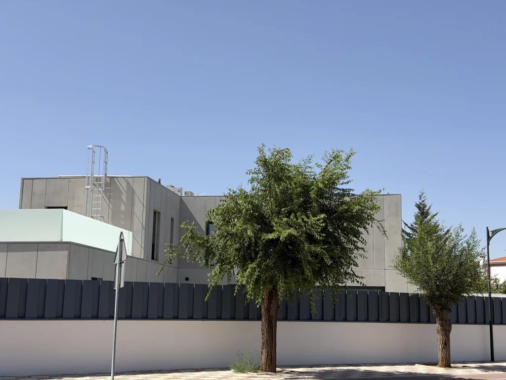 Cerramiento de vivienda en hormigón prefabricado con lamas verticales — Los Cahices, Granada