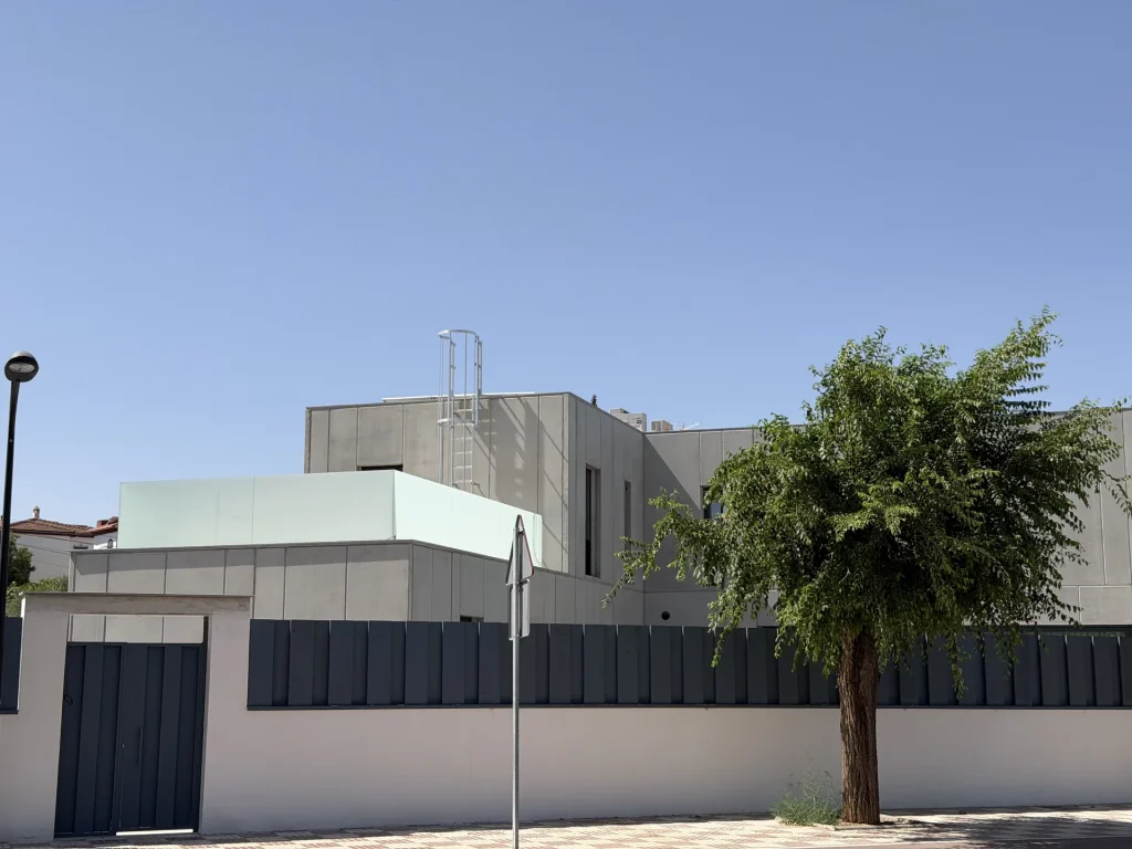 Cerramiento de vivienda en hormigón prefabricado con lamas verticales — Los Cahices, Granada